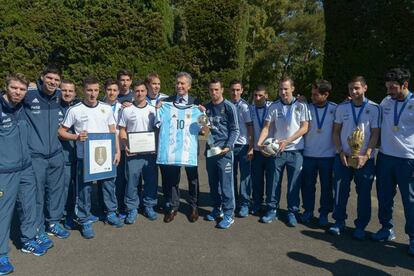 Mauricio Macri, Diego Giustozzi y el plantel campeón.