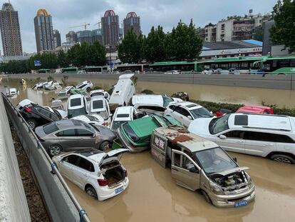 Coches arrastrados por las fuertes lluvias caídas en Zhengzhou, este jueves.