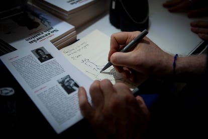 Un autor firma en la Feria del Libro, el 7 de junio de 2025.