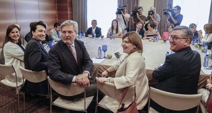 El ministro de Educaci&oacute;n junto a Isabel Bonig hoy en Valencia.