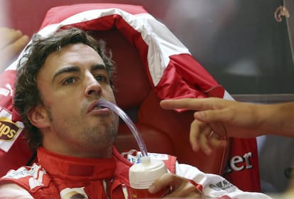 Fernando Alonso descansa en el 'box' de Ferrari.