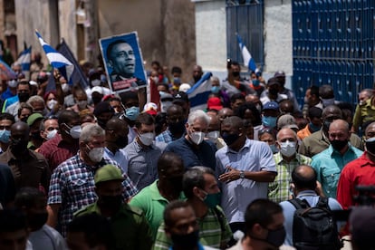 O presidente cubano, Miguel Díaz-Canel, caminha pelas ruas de San Antonio de los Baños depois dos protestos do domingo. 