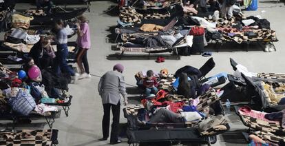 Refugiados de la guerra en Ucrania se alojan en un centro deportivo en Varsovia, Polonia. 