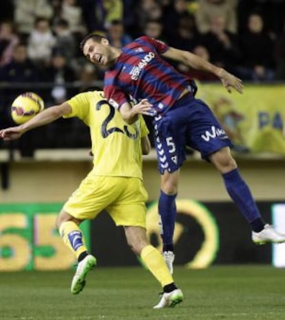 Gerard Moreno y Ekiza disputan el bal&oacute;n.