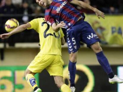 Gerard Moreno y Ekiza disputan el bal&oacute;n.