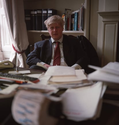 Boris Johnson, fotografado em março de 2000, quando atuava como jornalista e editor em 'The New Statesman'. O Partido Conservador anunciou nesta terça-feira a eleição de Boris Johnson como primeiro-ministro do Reino Unido. Johnson chega ao escritório em 10 Downing Street com uma longa carreira por décadas como jornalista e político, durante a qual ele serviu como prefeito de Londres e secretário de Relações Exteriores.