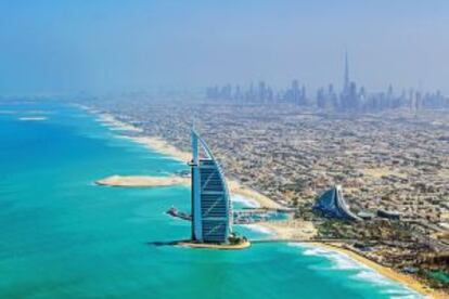 Vista aérea del edificio Burj Al Arab, en Dubái.