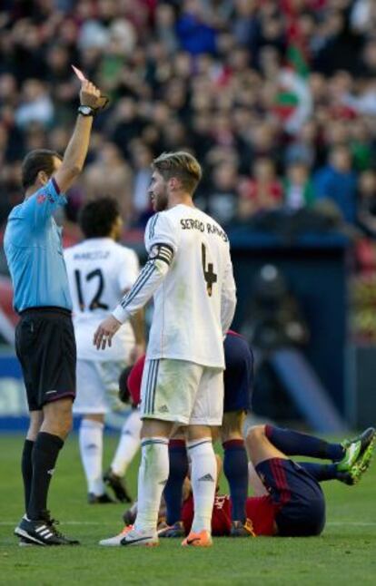 Clos Gómez expulsa a Sergio Ramos.
