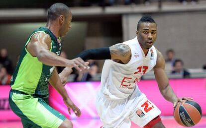 Langford del EA7 Milan disputa el balón con Granger del Unicaja durante el partido de la ronda de 16 por la Euroliga, en Milan (Italia).