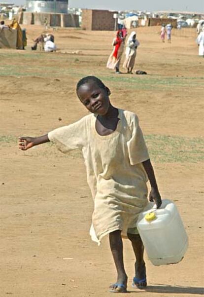 Un niño acarrea agua en un poblado al oeste de Darfur, en Sudán.