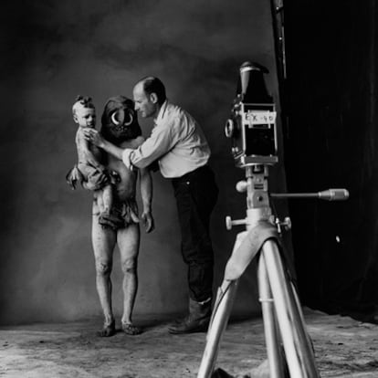 Irving Penn, durante la preparación de  una sesión fotográfica.