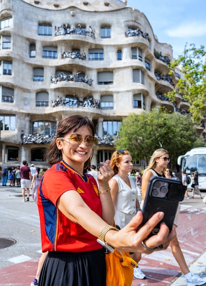 Turista frente a la Pedrera en Barcelona.