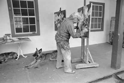 Burle Marx dando los toques finales a una de sus pinturas abstractas en 1978.