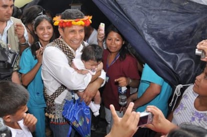 El presidente peruano sujeta a un niño durante su visita a Bagua