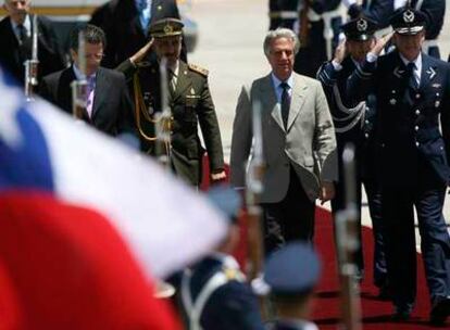 El presidente de Uruguay, Tabaré Vázquez, a su llegada ayer a Santiago para la XVII Cumbre Iberoamericana.
