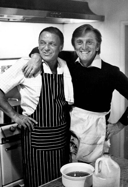 Frank Sinatra (a la izquierda) junto a Kirk Douglas, en una imagen sin fechar.