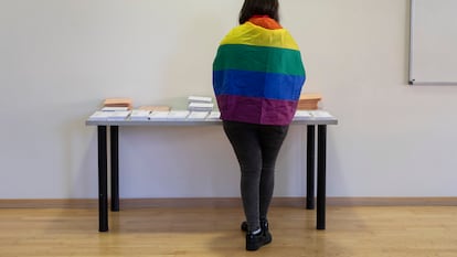 Una mujer que viste la bandera LGTBI+ preparaba su voto en las elecciones generales de 2019, en Pozuelo de Alarcón (Madrid).
