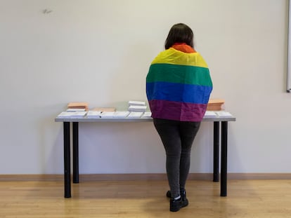 Una mujer que viste la bandera LGTBI+ preparaba su voto en las elecciones generales de 2019, en Pozuelo de Alarcón (Madrid).