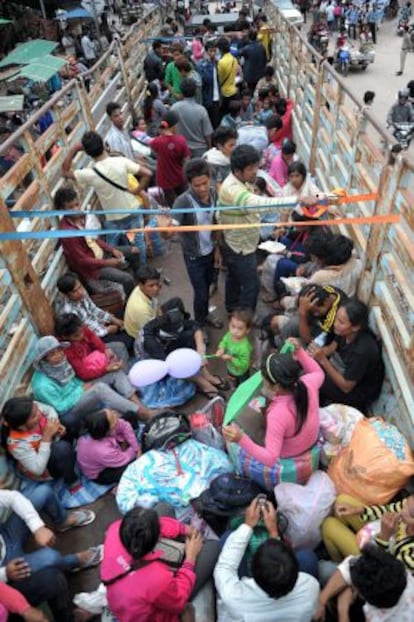 Centenares de camboyanos huyen de Tailandia tras el golpe de Estado.