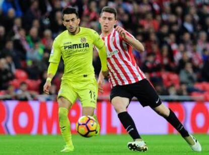 Nicola Sansone pugna con Aymeric Laporte, zaguero del Athletic.