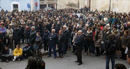 La plaza de Santiago de Villena, Alicante, se ha llenado para guardar 5 minutos de silencio por la &uacute;ltima v&iacute;ctima de la violencia machista, vecina de la ciudad. 