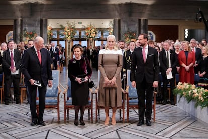 El rey Harald V, la reina Sonia, la princesa Mette Marit y el príncipe heredero Haakon Magnus de Noruega en su llegada a la ceremonia del Premio Nobel de la Paz 2018, en el Ayuntamiento de Oslo (Noruega).