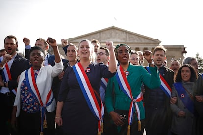 Parlamentarios del partido la Francia Insumisa cantan 'La Marsellesa' tras aprobarse por decreto la reforma de las pensiones, este jueves en París.