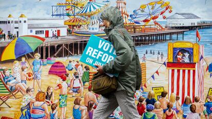 Una mujer con carteles deReform UK, en Clacton-on-Sea (Inglaterra). 