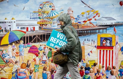 Una mujer con carteles del partido Reform UK, el martes en Clacton-on-Sea (Inglaterra). 