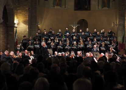 András Schiff dirige a la Cappella Andrea Barca y al Coro Schola San Rocco el pasado viernes en la Basilica dei SS. Felice e Fortunato.