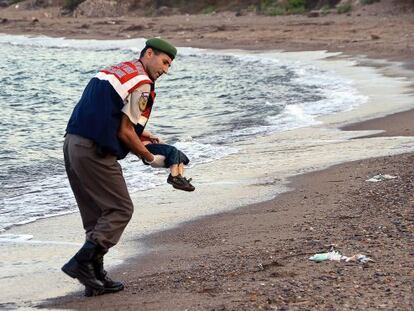 Un polic&iacute;a turco lleva en brazos el cad&aacute;ver de un ni&ntilde;o sirio ahogado.