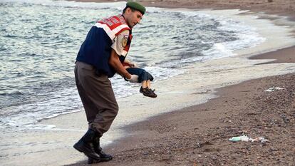 Un polic&iacute;a turco lleva en brazos el cad&aacute;ver de un ni&ntilde;o sirio ahogado.