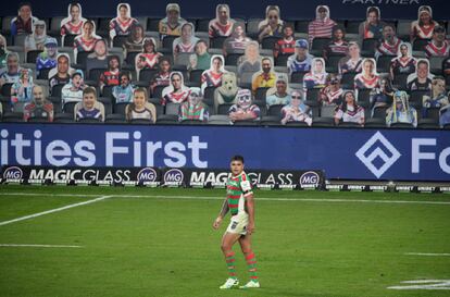 Latrell Mitchell durante un partido de la Liga Nacional de Rugby (NRL) entre South Sydney Rabbitohs y Sydney Roosters, con imágenes de aficionados en la grada