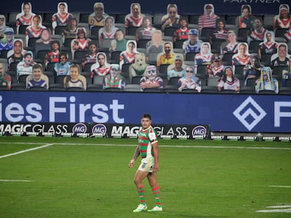 Latrell Mitchell durante un partido de la Liga Nacional de Rugby (NRL) entre South Sydney Rabbitohs y Sydney Roosters, con imágenes de aficionados en la grada