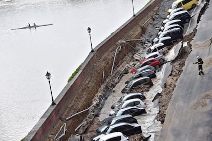 Varios vehículos aparecen engullidos por un socavón cerca del famoso Puente Viejo a orillas del río Arno, en el centro de la ciudad italiana de Florencia.