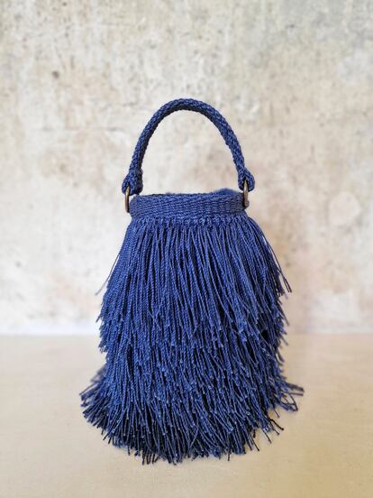 Bolso de la colección de Angela Damman, teñido color azul con tintes naturales.