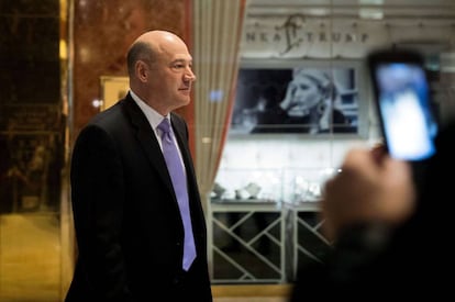 Gary Cohn, número dos de Goldman Sachs, sale de una reunión en la Torre Trump el martes en Nueva York.