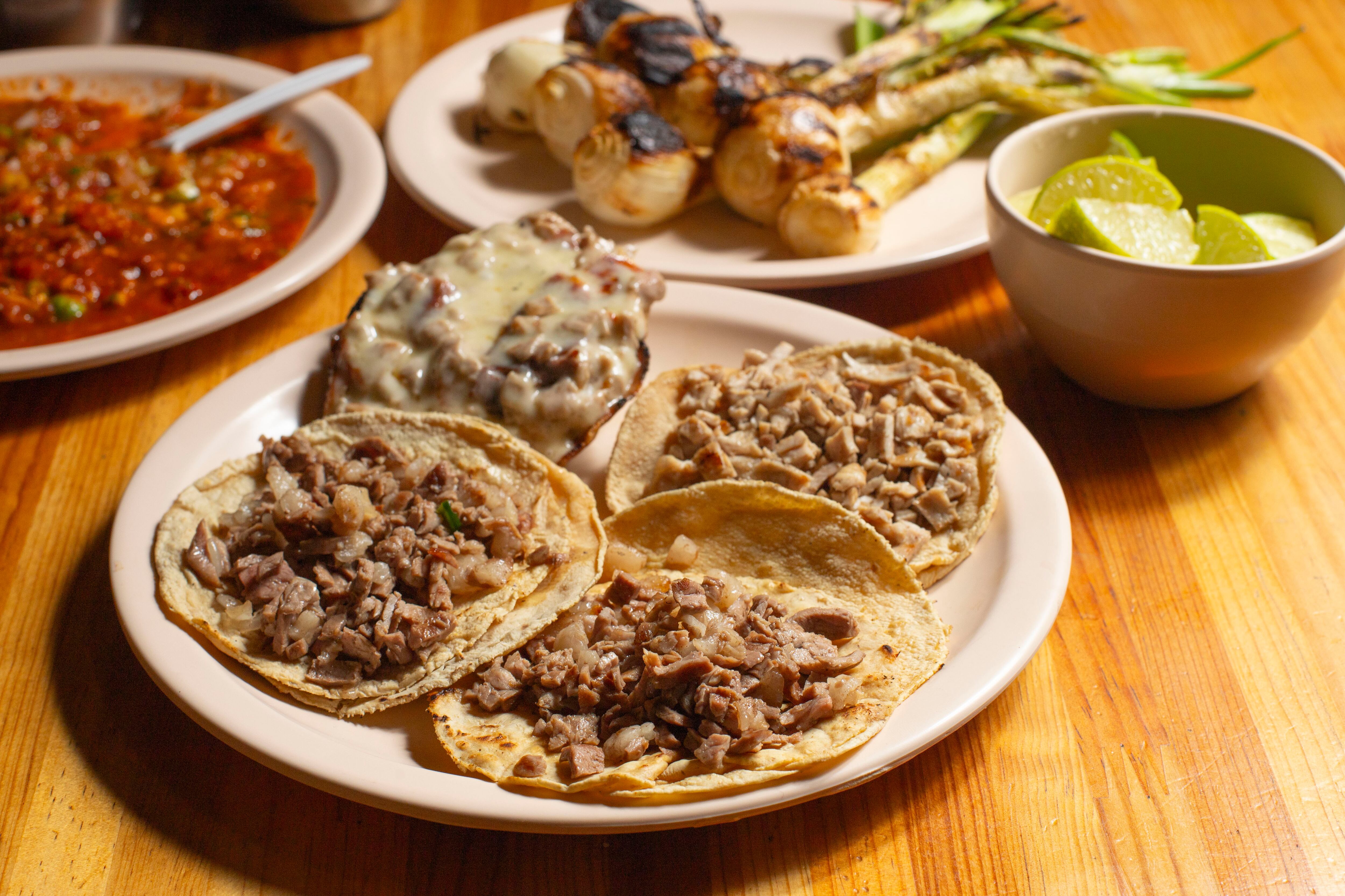 Tacos de costilla y chuleta, un volcán al carbón con salsa especial y cebollitas.