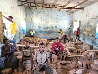 El 4 de mayo de 2023, en la República Centroafricana, unos niños juegan en una escuela vacía de Am-Dafock, adonde han llegado unas 13.000 personas, el 90% mujeres y niños, tras huir de Sudán debido a la escalada de violencia en ese país.
