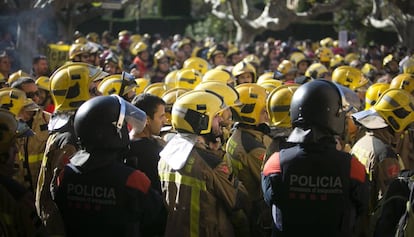 Protesta de metges i bombers de Catalunya davant del Parlament.