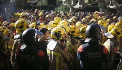 Protesta de Medicos y Bomberos de Cataluña frente al Parlament.