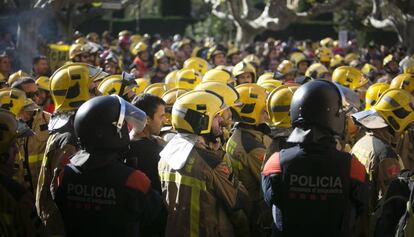  Protesta de Medicos y Bomberos de Cataluña frente al Parlament.