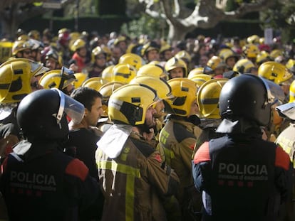  Protesta de Medicos y Bomberos de Cataluña frente al Parlament.
