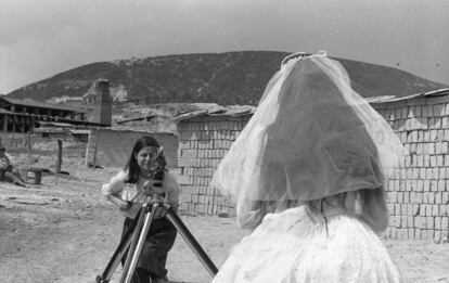 La directora Marta Rodríguez filmando una primera comunión en el rodaje de 'Chircales' (1966-1971).