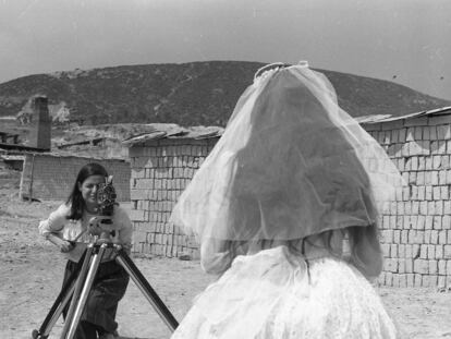 La directora Marta Rodríguez filmando una primera comunión en el rodaje de 'Chircales' (1966-1971).