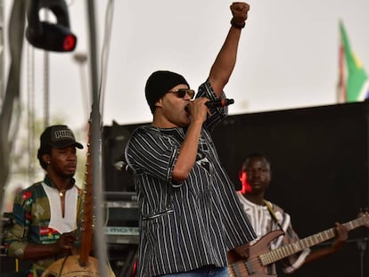 El cantante Serge Bambara, conocido como Smockey, en un concierto en Ouagadougou, en febrero de 2017. 