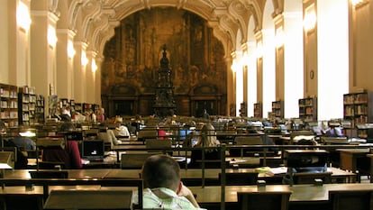 Estudiantes en la biblioteca Clementinum, en Praga.