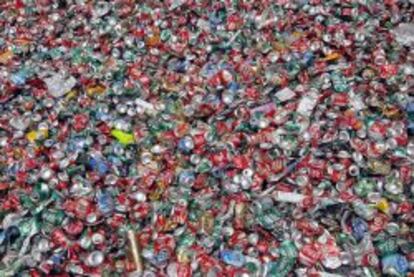 Latas de bebidas listas para reciclar.