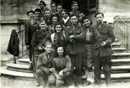 En cuclillas, Dina Lipka, alias Silvie, con sus compañeros de la Resistencia en Lyon, en una imagen tomada justo después de la liberación.