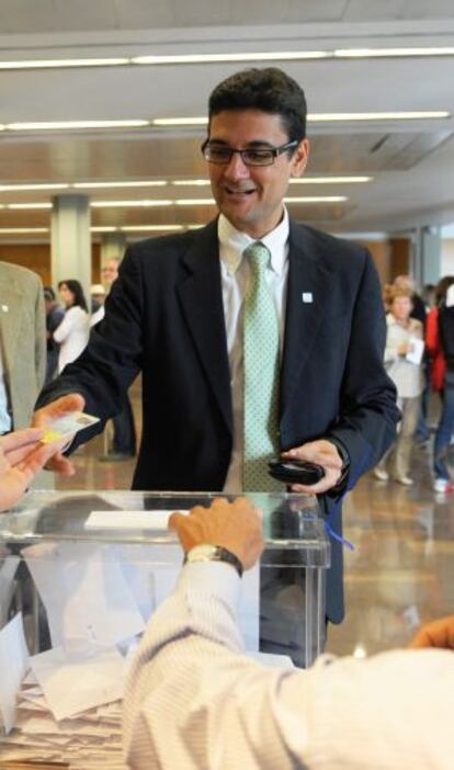 El nuevo rector, Francisco Mora, en el momento de la votación.